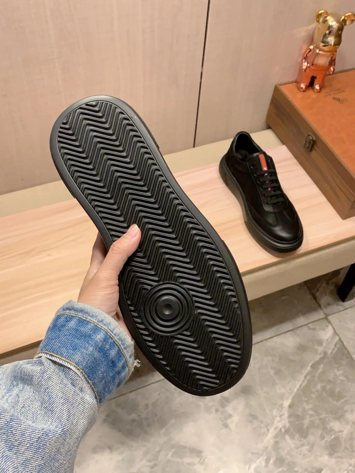 New model: Factory price: 460💰💰🎩🎩[Lightning][Lightning] "Prada Men's Shoes 💰pRADA*" The latest and most popular casual shoes, top brands [seduce] luxury~purchase, top~quality. [Strong] The upper is made of imported breathable and polished cowhide material ➕ Breathable sheepskin feet (•) with fine workmanship. The original stylish and stylish soft rubber wear-resistant and non-slip outsole is light and comfortable on the feet. The real thing looks better when photographed in person. 0186: code: 38-44, 4️⃣ colors selected